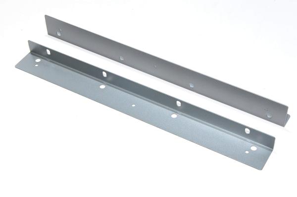 400x40x25x1,2mm harmaa räkkiasennuskiinnikkeet 4x 6,8x10mm ovaalia reikää, 4x 8mm ja 3x 4,4mm reikää *uusi*