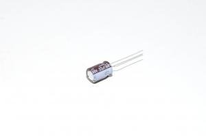 22µF 100VDC 105°C >1000h 40/105 Nichicon UPR2A220MPH1TA alumiinielektrolyyttikondensaattori, 3,5/5mm johtimilla *uusi*