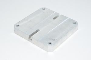 146x146x22mm alumiininen T-urallinen jigipöytä 4x 6,5mm M16x1.5 kierteellä säätöruveja varten varustetulla kiinnitysreijällä