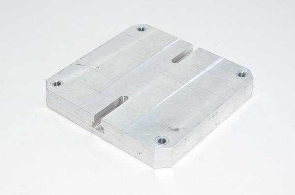 146x146x22mm alumiininen T-urallinen jigipöytä 4x 6,5mm M16x1.5 kierteellä säätöruveja varten varustetulla kiinnitysreijällä