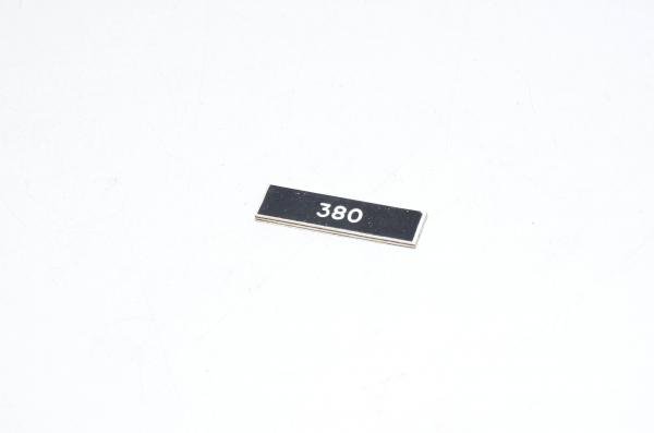 Merkkikilpi, musta, 32x8mm suorakulmainen, "380"