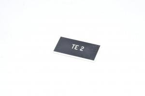 Merkkikilpi, musta, 37x19mm suorakulmainen, "TE 2"