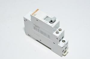Merlin Gerin CM 18073 20A 250VAC 3-position DIN-rail mountable switch with 1x SPDT contacts