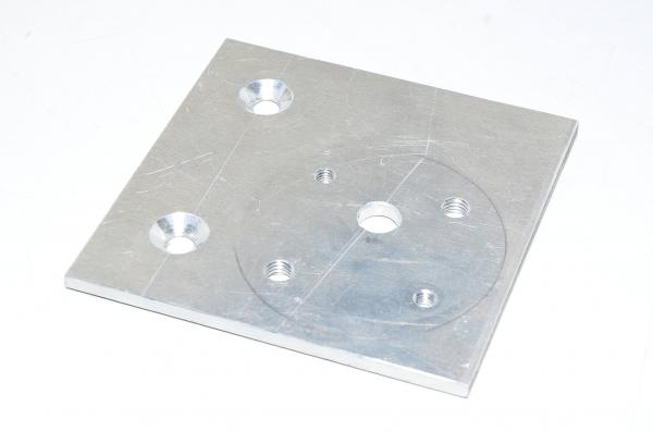 Alumiininen kytkinpaneeli 107x110x5mm jossa 1x 10,7mm, 2x M8, 2x M6 2x upotetut 7,5mm reiät