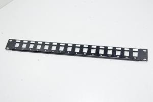 19" 1U räkkiasennettava kytkentäpaneeli jossa 16x 14,7x19,3mm reikää