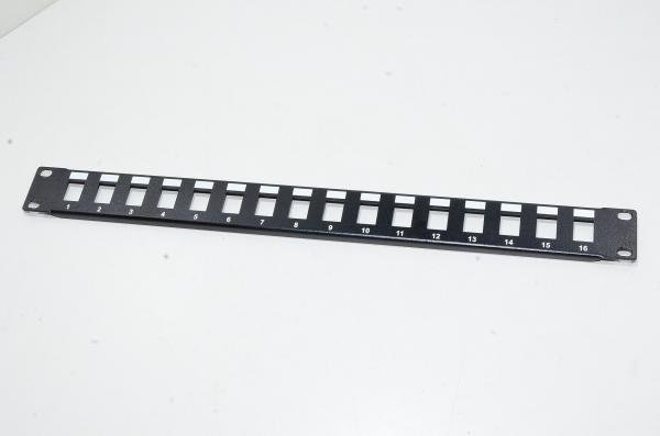 19" 1U räkkiasennettava kytkentäpaneeli jossa 16x 14,7x19,3mm reikää