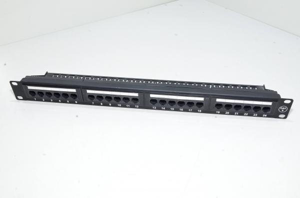 19" 1U räkkiasennettava kytkentäpaneeli jossa 24x CAT6 RJ45 pistoketta ja irroitettava vedonpoisto
