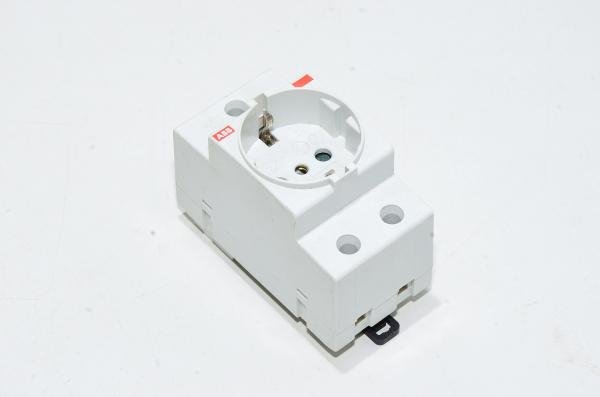 ABB M1173 16A 250V DIN-kiskoasennettava maadoitettu CEE 7/3 sukopistorasia