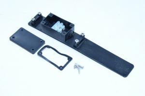 50x30x20mm musta jakorasia integroituna 195x30x1,7mm muoviliuskaan