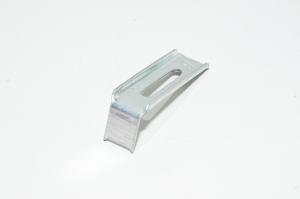 60x18,5x23mm teräskiinnike jossa kynsi ja 5,2x31mm asennusreikä