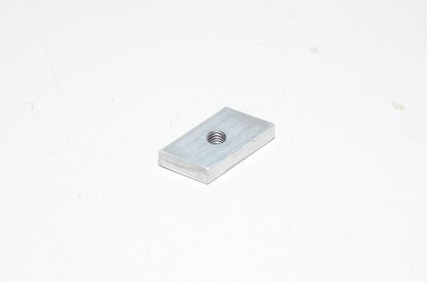 M6 alumiininen vinoneliömutteri T-uraan 25x15x6mm