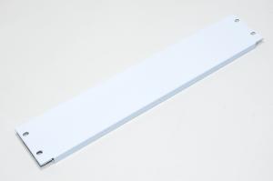 19" 2U 484x88,2x1mm valkoinen teräksinen laiteräkkiasennettava peitelevy 4x 10x6,8mm ovaaleilla reijillä