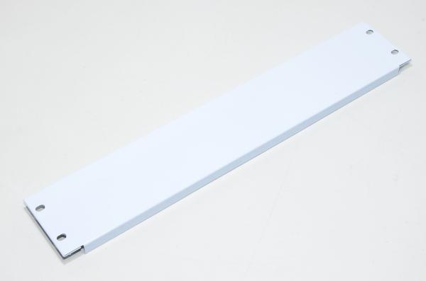 19" 2U 484x88,2x1mm valkoinen teräksinen laiteräkkiasennettava peitelevy 4x 10x6,8mm ovaaleilla reijillä