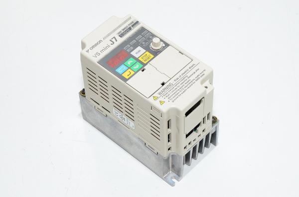 Omron VS mini J7 CIMR-J7AZB0P4 kompakti yleiskäyttöinen invertteri, sisääntulo 200-240VAC 7,4A ulostulo 3~ 0-240VAC 3A 0-400Hz 400W
