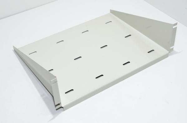 19" 3U 482x300x133mm valkoinen teräksinen räkkihylly pyöristetyillä reijillä ja 18x8mm lovilla