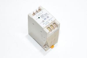 Omron S82K-01505 SMPS virtalähde yksikkö, sisääntulo 100-240VAC ulostulo 5VDC 2.5A 15W