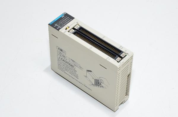 Omron Sysmac CS1W-MD292 I/O yksikkö 48x syöttävää transistorilähtöä 24VDC 100mA ja 48x maadoittavaa 24VDC sisääntulolla