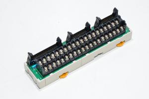 Omron XW2B-40G5 riviliittimen muunnosyksikkö