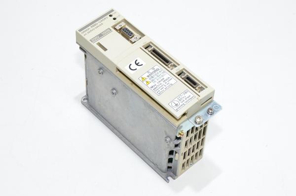 Omron Omnuc R88D-UA04V AC servomoottoriohjain, sisääntulo 200-230VAC ulostulo 1~ 0-200VAC 0,87A 200W