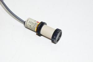 Omron E3F2-DS10C4-N lieriömäinen valokennoanturi, 10...30VDC, 25mA, NPN, dark/light, M18