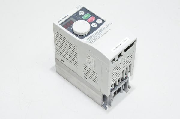 Mitsubishi FR-S520SE-0.4K-EC taajuusmuuttaja, sisääntulo 200-240VAC 6,6A ulostulo 3~ 200-240VAC 2,5A 0,5-120Hz 400W