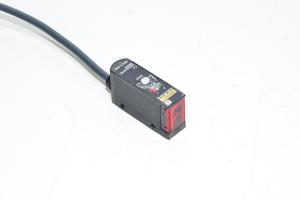 Omron E3S-AT31-D horizontal type photoelectric sensor (receiver) with built-in amplifier, 10-30VDC, 100mA PNP *new*