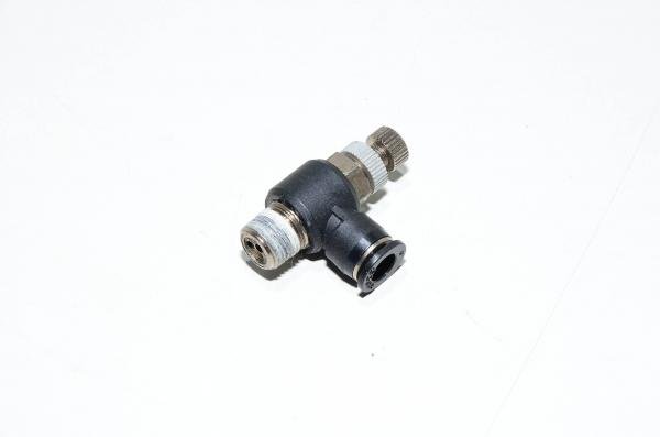 Pisco JSC6-01MA kulmamallin mini vastusvastaventtiili poistoilmakuristuksella jossa liitin R1/8 kierteellä ja 6mm pikaliitin letkulle