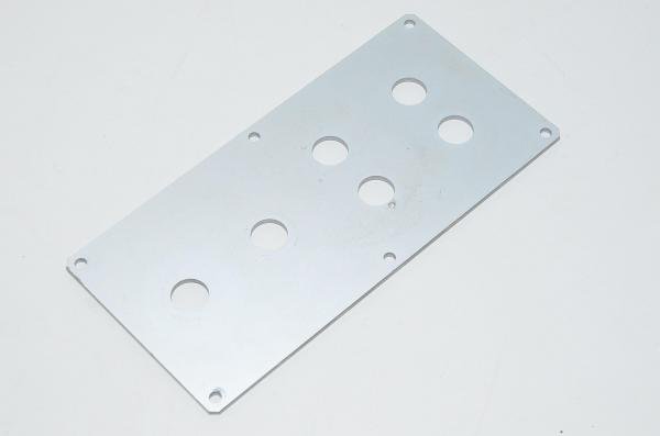 Alumiininen kytkinpaneeli 100x210x3mm jossa 6x 16mm ja 6x 5mm reiät