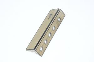 Muovinen L-mallinen asennuskiinnike 148x29x36mm jossa 5x 9.5mm, 1x 8mm reiät
